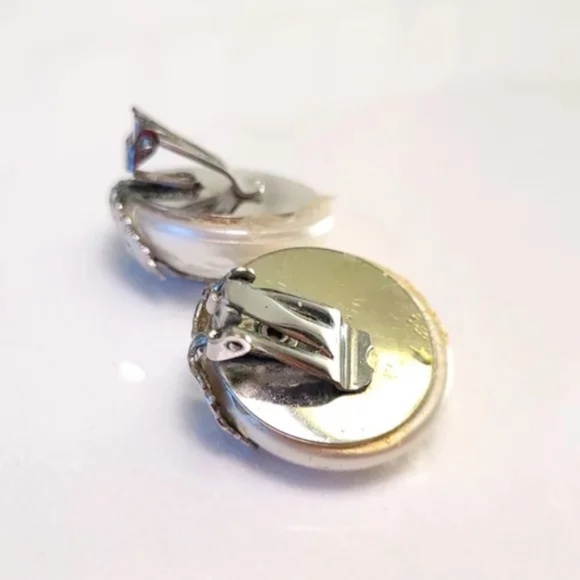 Vintage Pearlized Earrings with layered leaf design - Picture 6 of 10